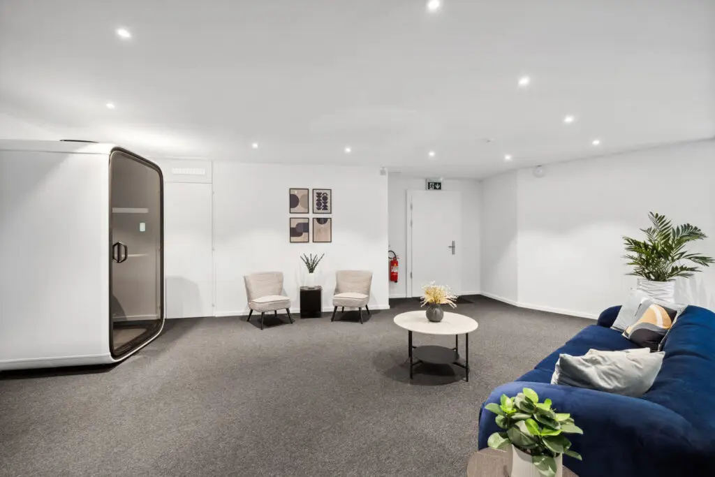 Salle d'attente avec moquette