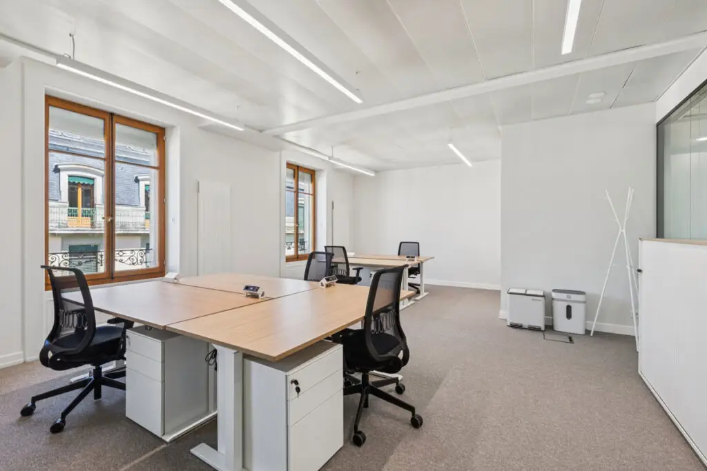 arquebuse-table-accolees-pres-fenetres
